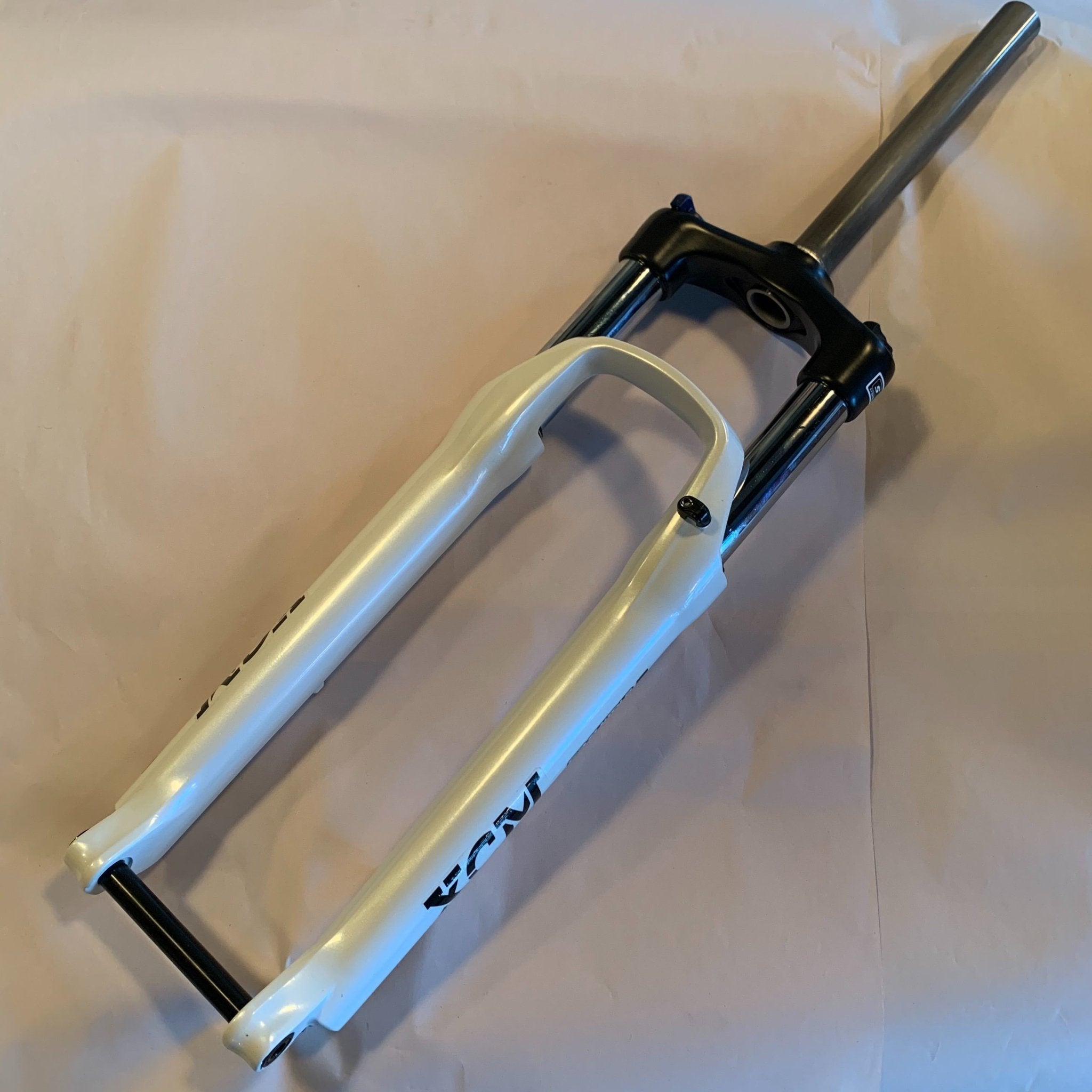 SR Suntour XCM 100MM Fork White (Aurora Limited Edition) - EVELO