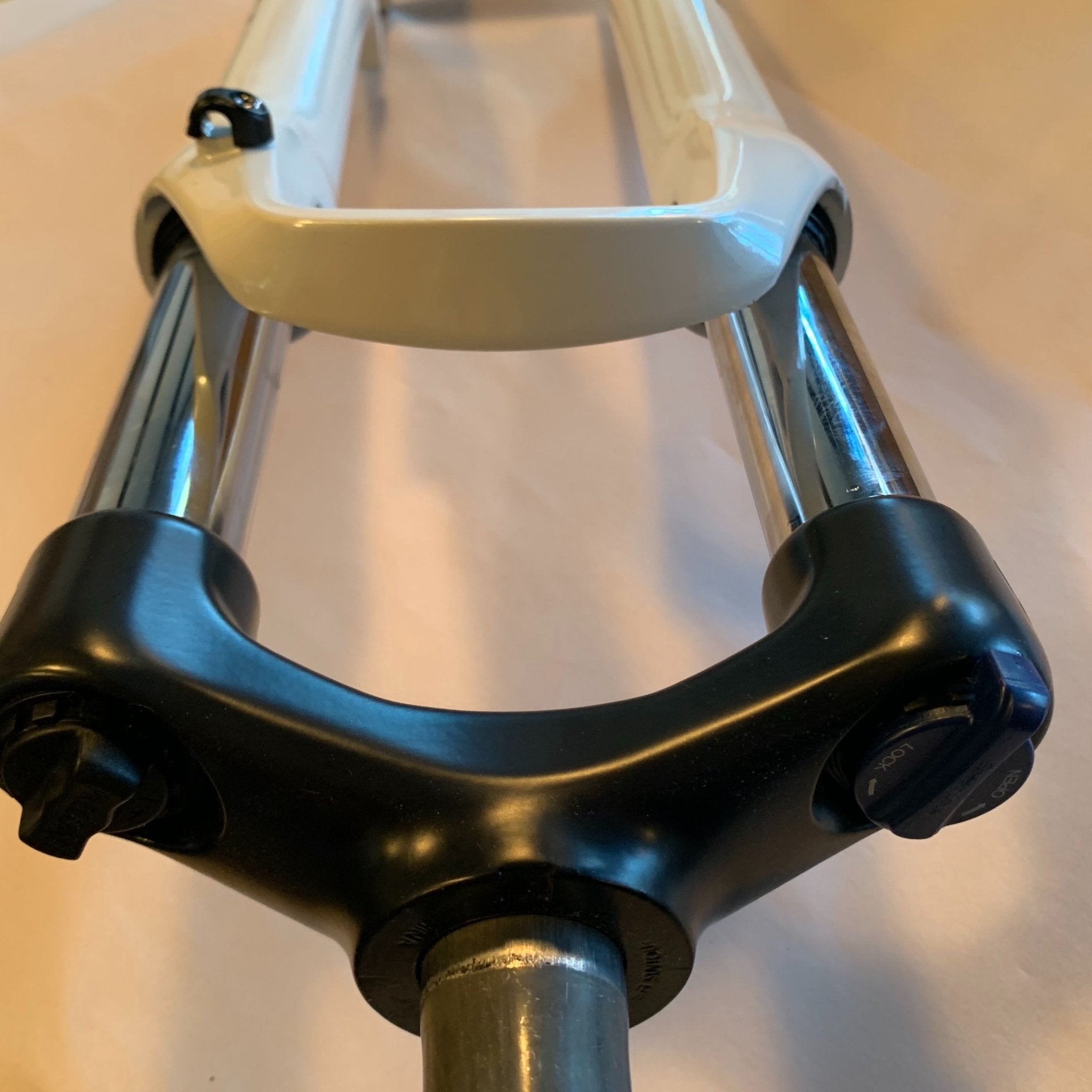 SR Suntour XCM 100MM Fork White (Aurora Limited Edition) - EVELO